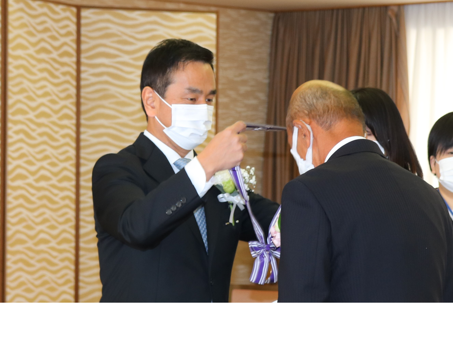 メダルを授与する村岡知事の写真