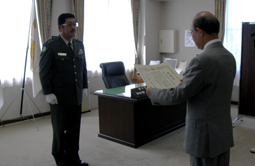 陸上自衛隊第１３旅団旅団長に感謝状を渡す二井知事