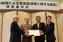 県内３船舶関係団体の代表らと協定書を交わした二井知事