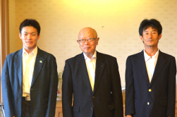 金子選手、岡本選手と記念撮影する山本知事