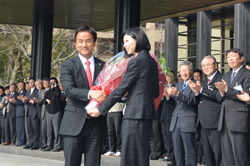 花束を贈呈される村岡知事の写真