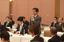 会議で発言する村岡知事の写真