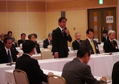 市町長に県政運営の基本方針を説明する村岡知事の写真