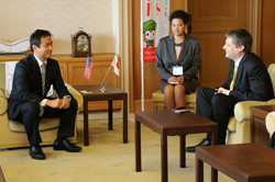 在福岡米国領事館首席領事と会談する村岡知事の写真