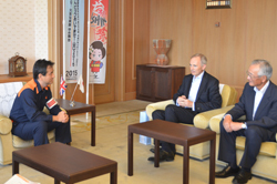 駐日英国特命全権大使と意見交換する村岡知事の写真