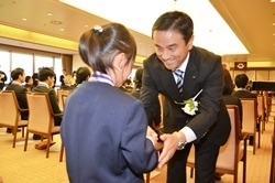 受賞者の活躍をたたえる村岡知事の写真