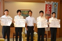 入賞者の皆さんと記念撮影する村岡知事の写真