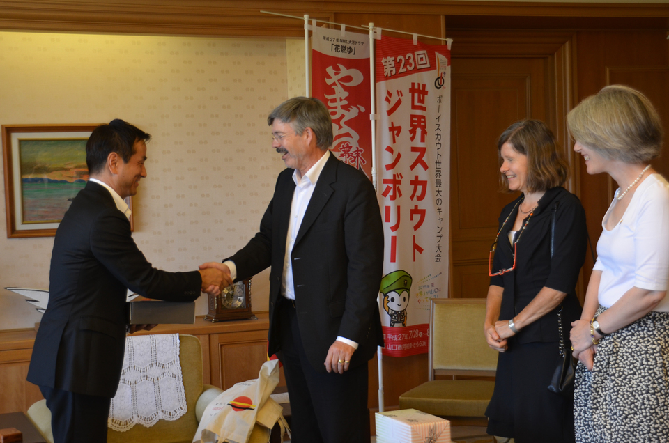 ハンス特命全権大使と握手する村岡知事の写真