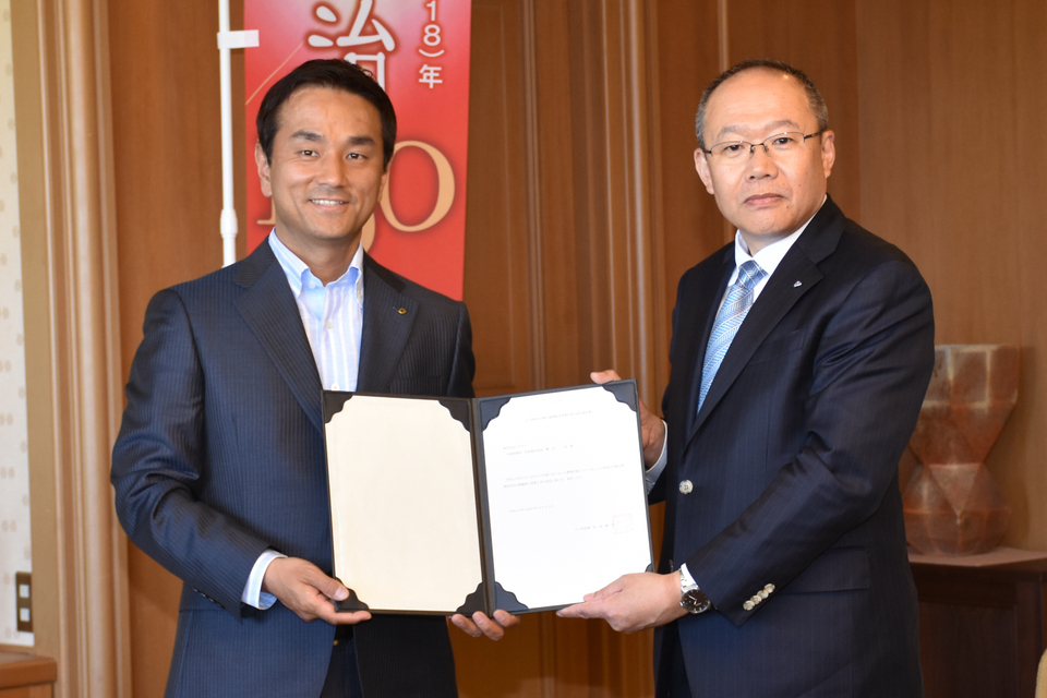 村岡知事と横田代表取締役の写真