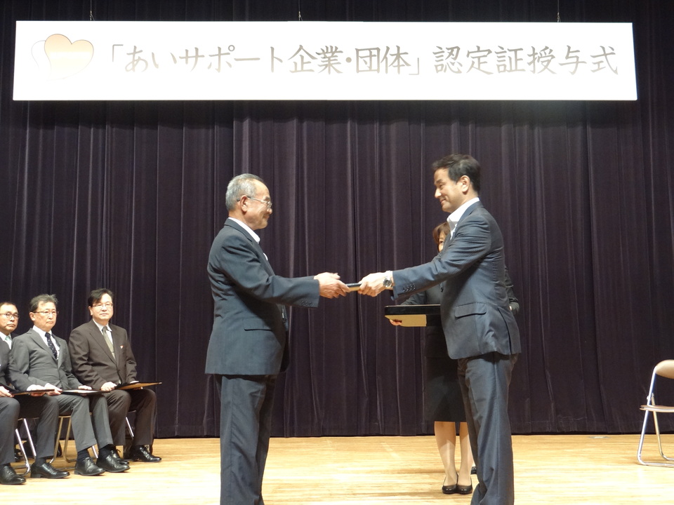認定証を授与する村岡知事の写真