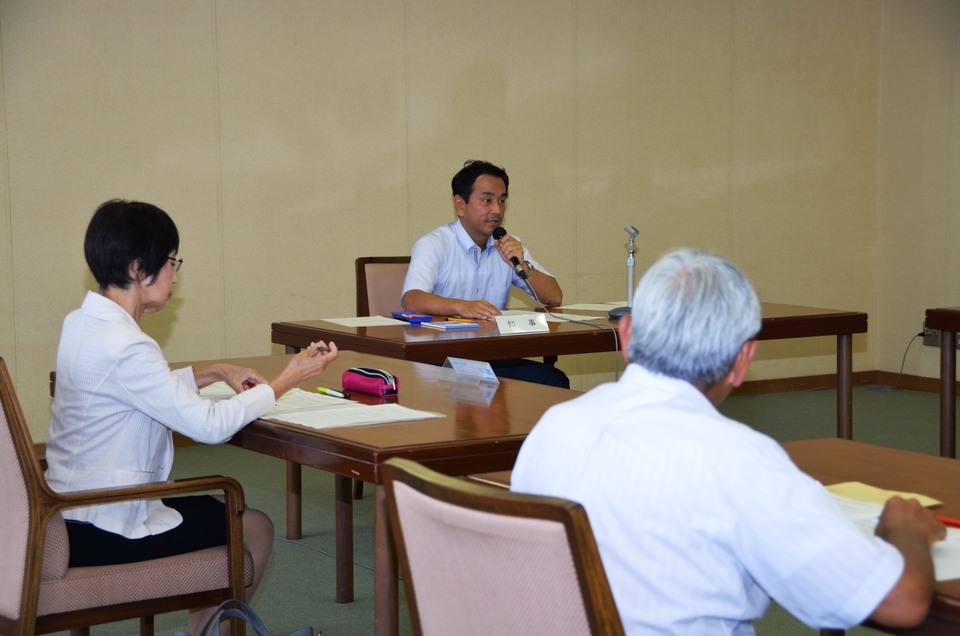 教育委員と意見交換する村岡知事の写真