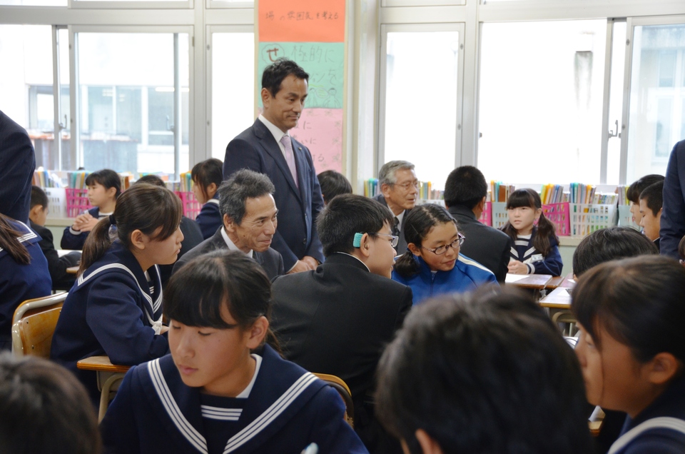 授業参観する村岡知事の写真