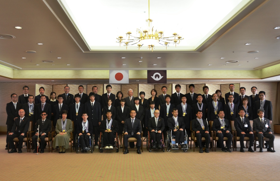 山口県選手団と記念撮影する村岡知事の写真