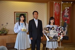 STU48メンバーと記念撮影する村岡知事の写真