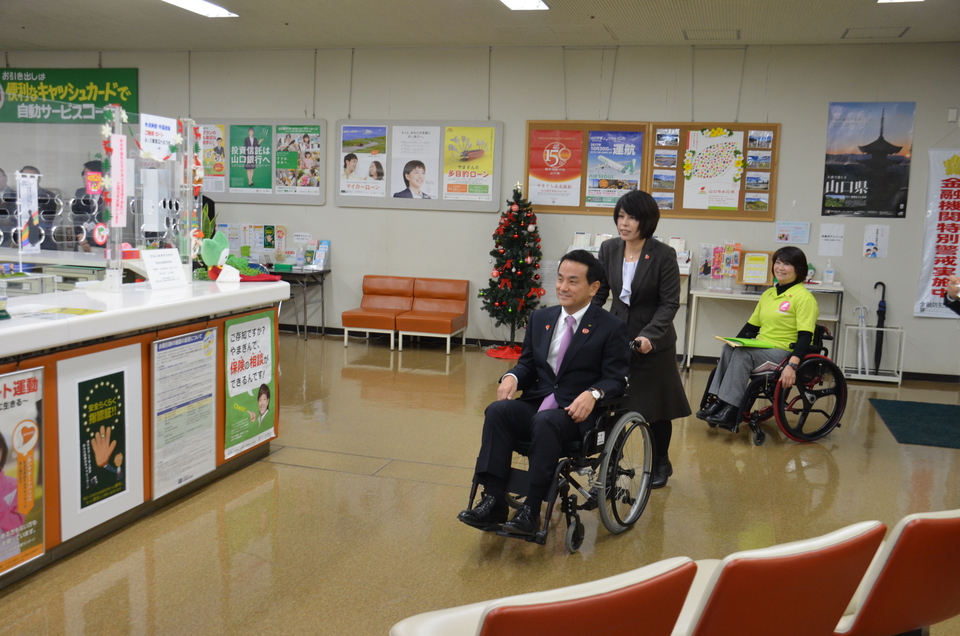 車椅子を体験する村岡知事の写真