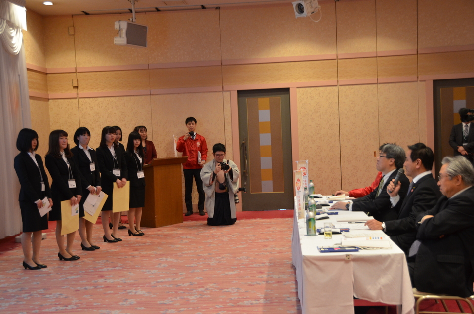 若者の課題解決策に意見を述べる村岡知事の写真