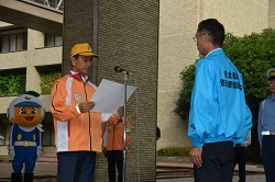 交通安全メッセージを伝達する村岡知事の写真