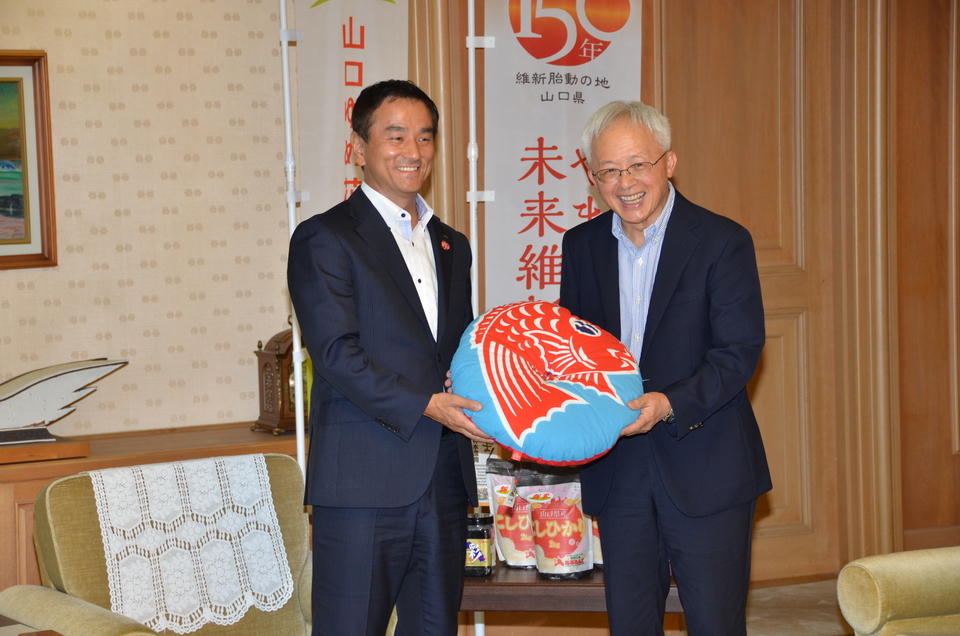 記念品を贈呈する村岡知事の写真