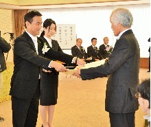選奨状を授与する村岡知事の写真