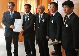 柴山文部科学大臣へ提案書を提出する村岡知事の写真