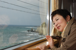 山陰観光列車「みすゞ潮彩」車窓からの絶景に感激の菊田さん