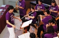 和田さんの指揮の下、演奏する豊浦ウインドオーケストラ