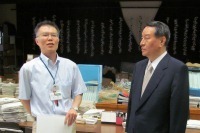 左から福島県の荒竹生活環境部長、橋元さん