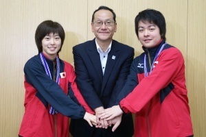 左から石川佳純選手、村田常雄所長、岸川聖也選手