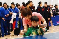 参加者にラケットの使い方などを丁寧にアドバイスをする石川選手の画像