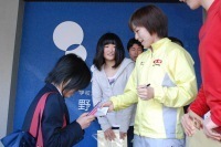 参加者から求められてサインに応じる石川選手の画像