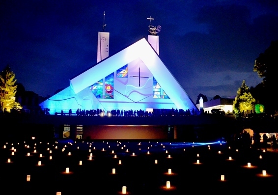青色にライトアップされた山口サビエル記念聖堂の画像