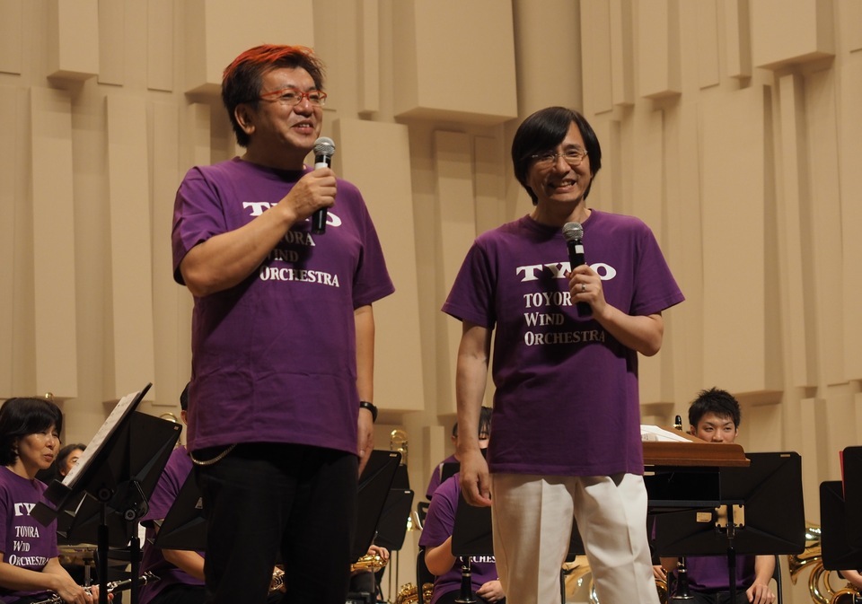 演奏の合間に楽しいトークを繰り広げる和田さん(右)とサックスホーン奏者の織田(おだ)さん(左)