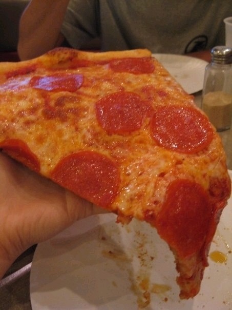 ニューヨークスタイルのピザの画像