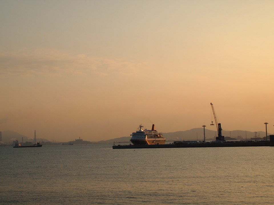 長州出島に寄港する「にっぽん丸」の画像