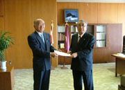3月2日（金曜日）、柳居会長(左)から答申を受け取る島田議長(右)の画像