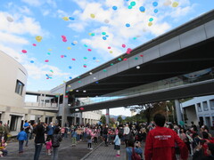 子どもたちと一緒に「風船飛ばし」