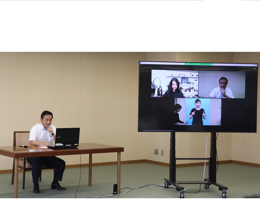 オンラインセミナーに出席する村岡知事の写真