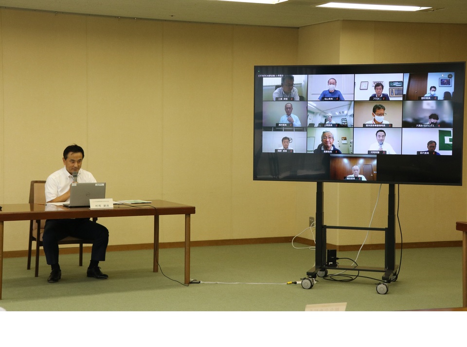 ウェブ会議に出席する村岡知事の写真