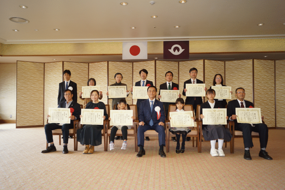 令和3年度　受賞者の皆さん(村岡知事と記念撮影)