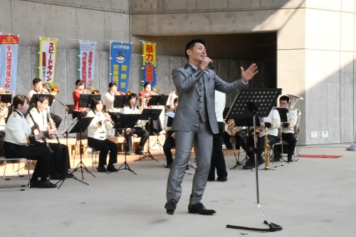 歌手 京太郎さんによる歌唱（動画収録：維新百年記念公園 野外音楽堂）の画像