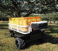 開発中の果樹用追従型運搬ロボット