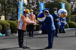 感謝状を贈呈する村岡知事の写真