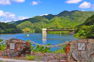 文学碑が並ぶ米泉湖