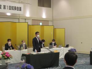 会議に出席する村岡知事の写真