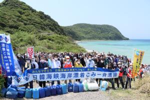 記念撮影をする村岡知事の写真