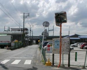 道路標識が傾いて運転者から見えなくなっている画像