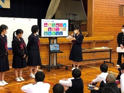 明倫小学校で高校生が小学生に対して、SDGsに関する授業を行っている様子です。
