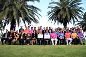 ハワイ州との姉妹提携締結調印式で記念撮影する柳居議長