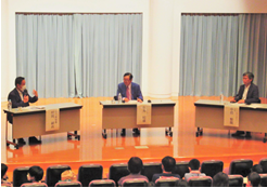 トークセッションをする村岡知事の写真