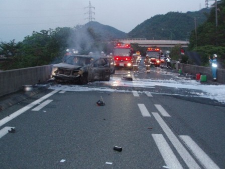 事故による車両火災で全焼の画像